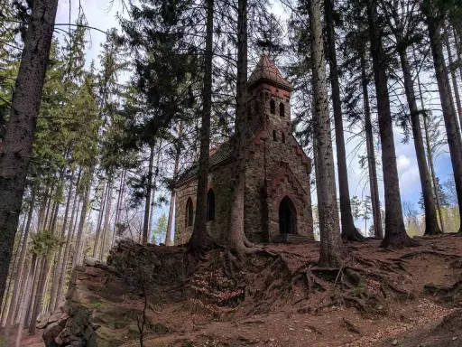 Kamienna kapliczka pośród drzew. Odkryj ukryte atrakcje Gór Opawskich, gdzie natura splata się z historią.
