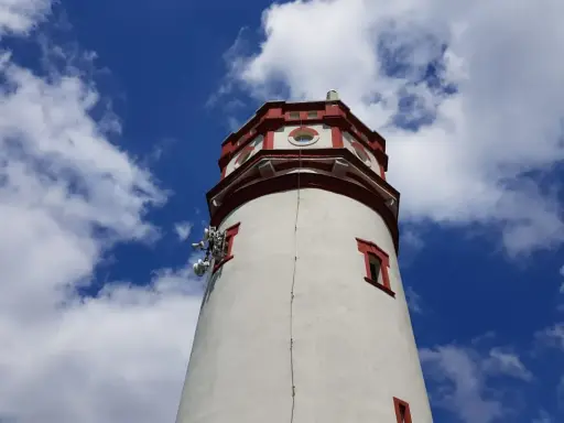 Wieża widokowa na Biskupiej Kopie z antenami telekomunikacyjnymi na tle błękitnego nieba z chmurami.