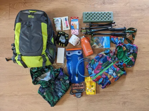 Plecak, kijki trekkingowe, bidon, apteczka, powerbank, czołówka, mapa, przekąski – oto co zabrać w góry, by niczego nie zabrakło.