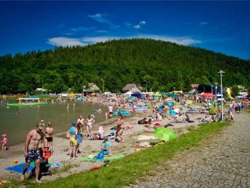 Tłumy ludzi na plaży i w wodzie, idealne miejsce, gdzie na weekend dolny śląsk.