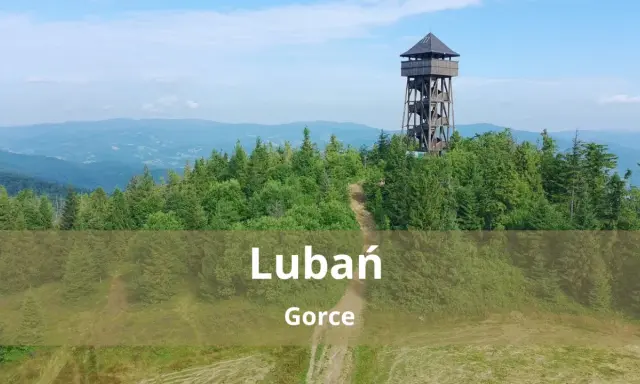 Wieża widokowa na górze Lubań w Gorcach, otoczona zielonymi lasami i pagórkami.