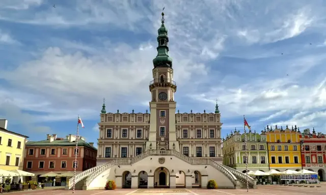 Ratusz w Zamościu, perła renesansu, zachwyca na Rynku Wielkim. Kolorowe kamienice i zamojskie atrakcje tworzą niezapomniany widok.