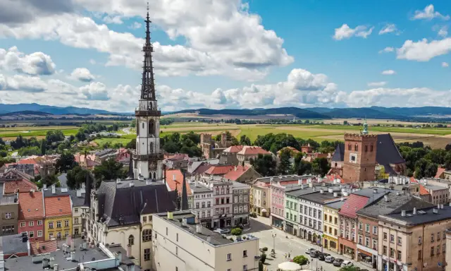 Widok na rynek i wieżę ratuszową w Ząbkowicach Śląskich. Kolorowe kamienice i zamek tworzą piękne ząbkowice śląskie atrakcje.