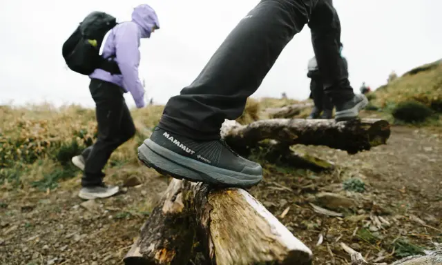 Letnie buty w góry, takie jak te Mammut z Gore-Tex, zapewniają stabilność na nierównym terenie.