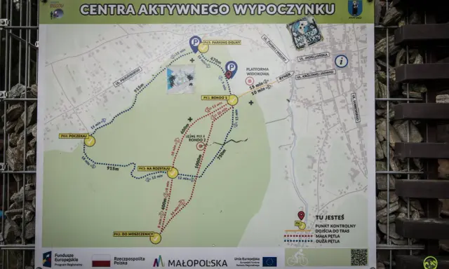 Mapa szlaku turystycznego z zaznaczonym leśne molo, punktami kontrolnymi i odległościami.