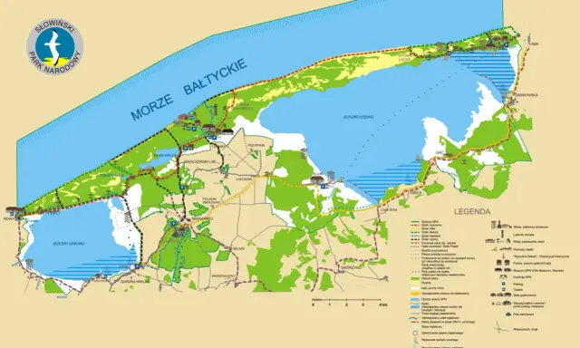 Mapa Słowińskiego Parku Narodowego z jeziorami, wydmami, lasami i szlakami turystycznymi.