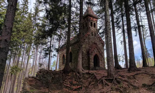 Kamienna kapliczka pośród drzew. Odkryj ukryte atrakcje Gór Opawskich, gdzie natura splata się z historią.