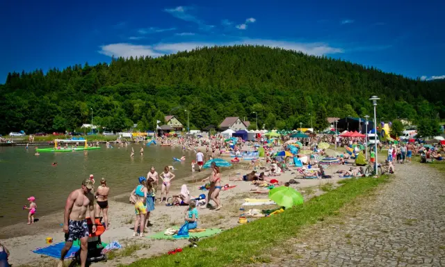 Tłumy ludzi na plaży i w wodzie, idealne miejsce, gdzie na weekend dolny śląsk.