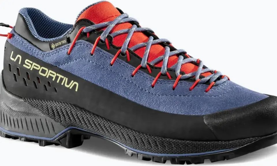 Niebieskie buty trekkingowe La Sportiva TX4 Evo z czerwonymi akcentami i szarymi sznurówkami. Wodoodporna membrana Gore-Tex.