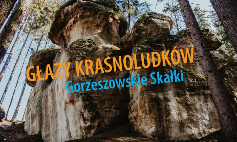 Potężne głazy krasnoludków w Gorzeszowskich Skałkach, otoczone lasem, tworzą niezwykły krajobraz.
