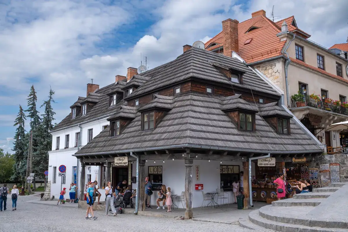 Kazimierz Dolny atrakcje: urokliwy rynek z kamieniczkami, drewniane dachy, lodziarnia i sklepiki z pamiątkami.