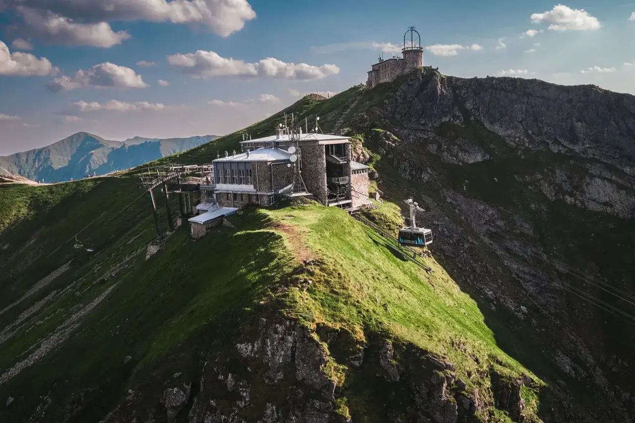 G&oacute;rskie budynki i kolejka linowa na szczycie, wspaniałe zakopane atrakcje.