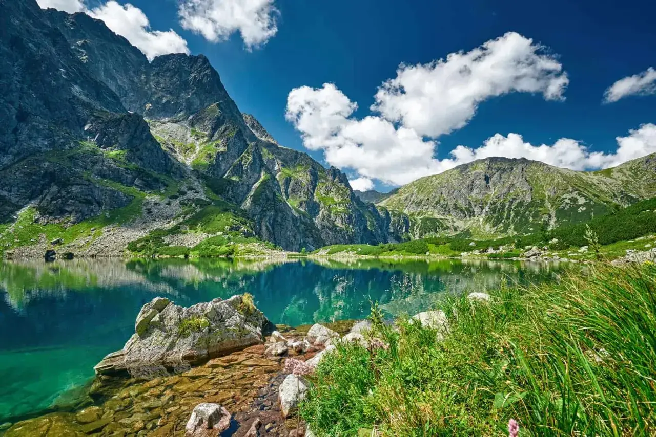 Tatry, jezioro Morskie Oko, odbicie gór w krystalicznej wodzie. Ciekawostki o Polsce: to jedno z najpiękniejszych miejsc w kraju.