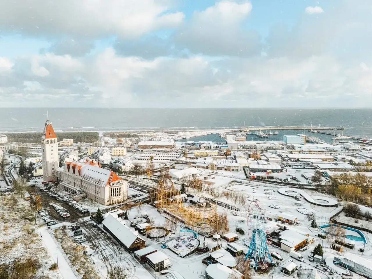 Zimowe Władysławowo: śnieg pokrywa miasto, port i wesołe miasteczko. Atrakcje zimą czekają!