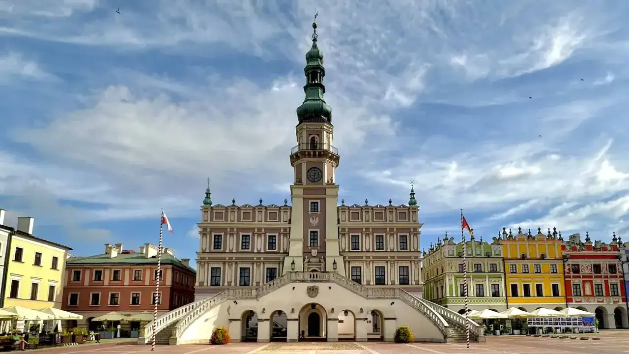 Ratusz w Zamościu, perła renesansu, zachwyca na Rynku Wielkim. Kolorowe kamienice i zamojskie atrakcje tworzą niezapomniany widok.