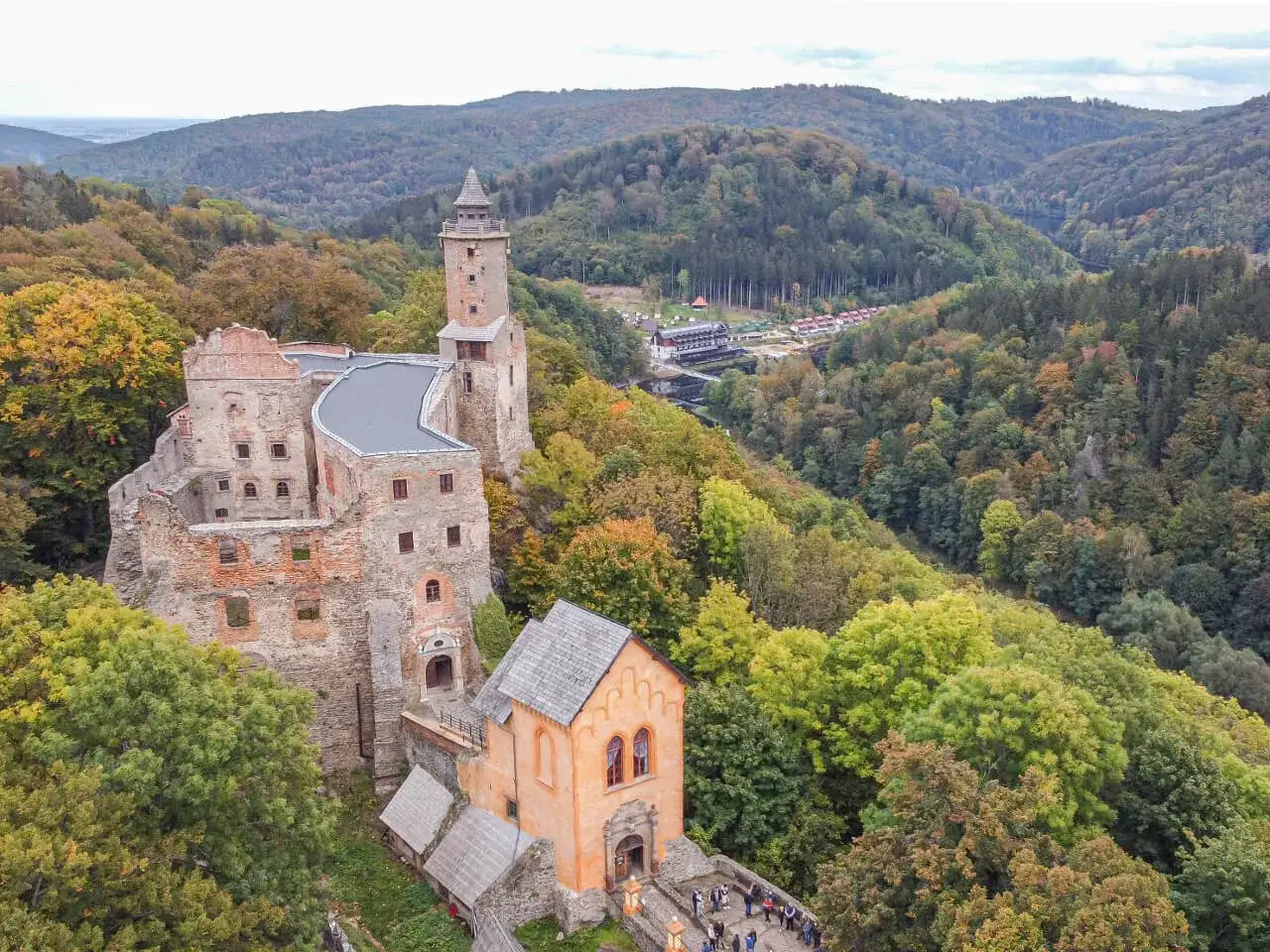 Zamek Książ w jesiennej odsłonie, idealne miejsce, gdzie na weekend dolny śląsk zaprasza do odkrywania historii i piękna natury.