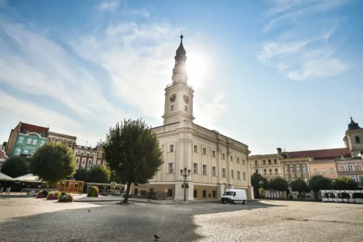 Rynek w Lesznie z ratuszem i kolorowymi kamienicami. To idealne miejsce na spacer i odkrywanie leszczyńskich atrakcji.