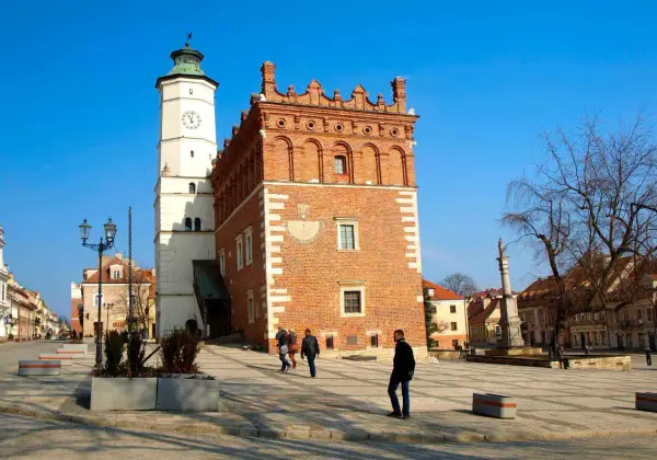 Rynek w Sandomierzu z Ratuszem i Kamienicą Grzybowską. Wspaniałe atrakcje Sandomierza zachęcają do zwiedzania.